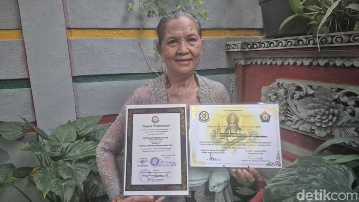1764047157077-potret-ni-nyoman-marsithi-memegang-piagam-penghargaannya-1764033018208_169