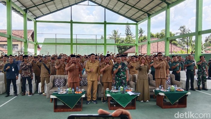 1764068734445-bupati-lombok-timur-saat-rapat-koordinasi-terkait-percepatan-pembentukan-kopdes-merah-putih-bersama-para-kades-se-lombok-timur-1764056015976_169