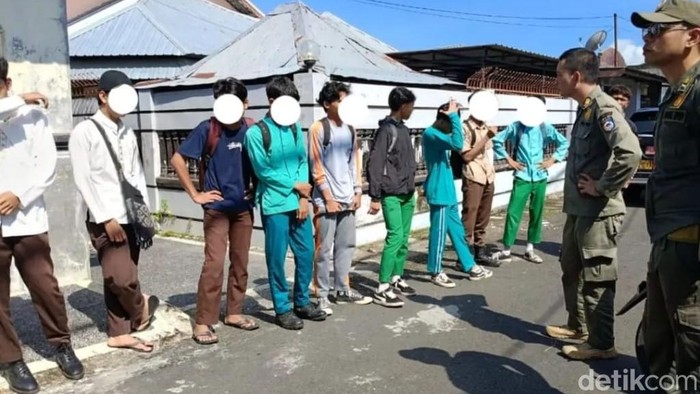 1764068735504-puluhan-pelajar-kota-mataram-diamankan-satpol-pp-kota-mataram-di-sejumlah-angkringan-karena-kedapatan-membolos-beberapa-waktu--1764053831991_169