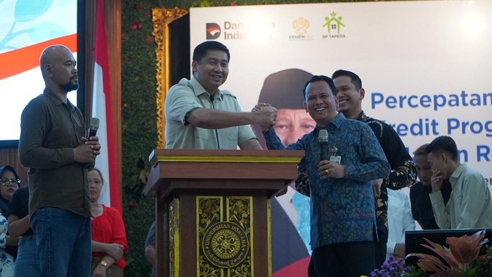 1764090339226-menteri-pkp-maruarar-sirait-bersalaman-dengan-dirut-bpd-bali-i-nyoman-sudharma-dalam-sosialisasi-kredit-program-perumahan-kpp--1764064015410_169