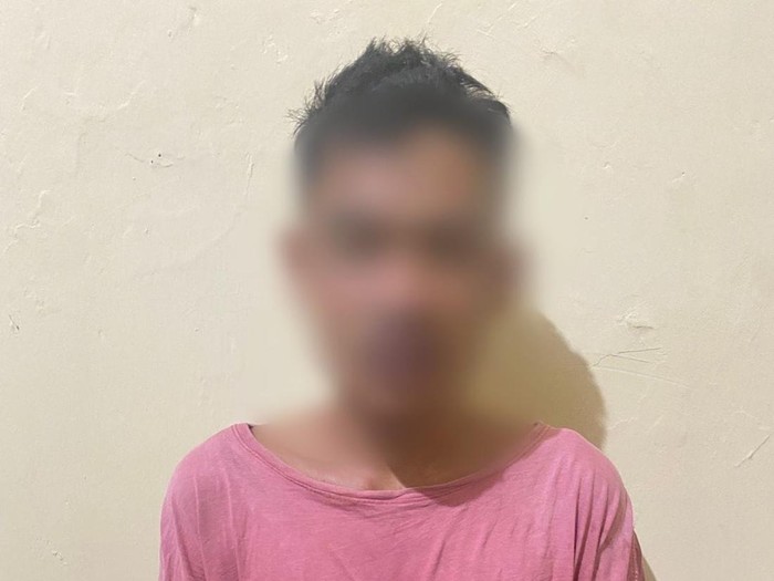 1764090346546-pemuda-inisial-rm-diamankan-di-polsek-mataram-seusai-ditangkap-dan-nyaris-diamuk-massa-akibat-mencuri-tabung-gas-di-lingkungan-1764079804896_43