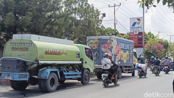 1764133527277-antrean-truk-di-salah-satu-spbu-di-kota-kupang-ntt-rabu-26112025-foto-simon-sellydetikbali-1764131117524_169