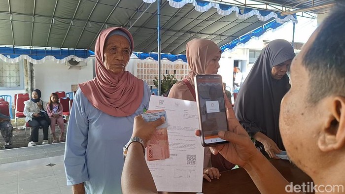 1764133528046-proses-pengecekan-data-penerima-blts-di-kantor-pos-di-jalan-sriwijaya-mataram-ntb-rabu-26112025-foto-nathea-citradetikbali-1764129591684_169