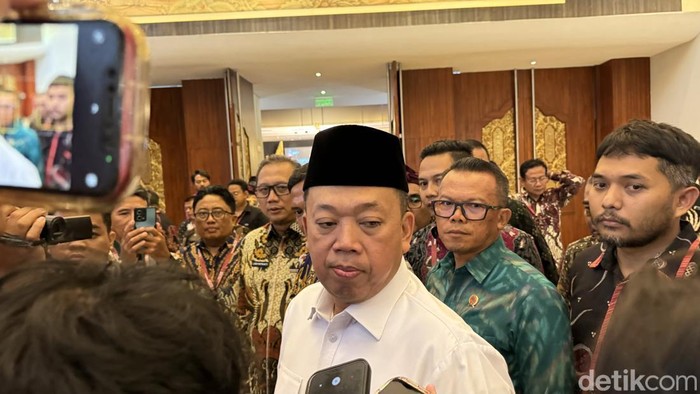 1764133536014-menteri-atrbpn-nusron-wahid-saat-diwawancarai-sesuai-menghadiri-munas-maski-di-sanur-denpasar-25112025-1764119457505_169