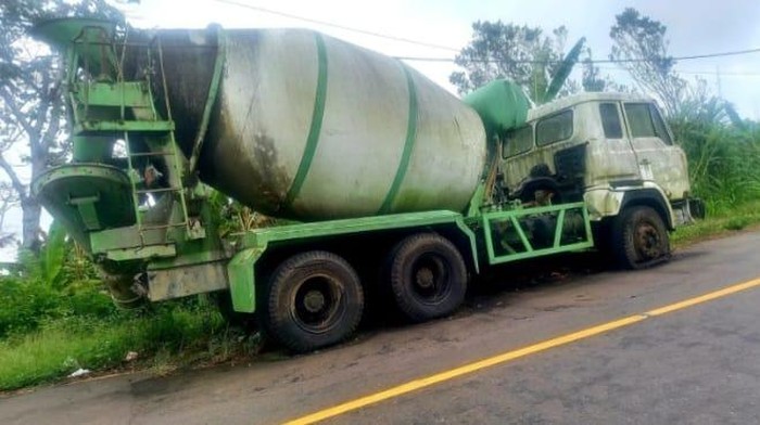 1764155144470-truk-molen-rusak-tak-bertuan-terparkir-selama-lima-tahun-di-jalan-trans-flores-labuan-bajo-ruteng-tepatnya-di-cabang-langgo-de-1764150530581_169