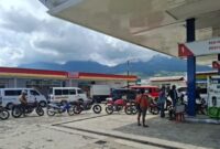 1764155145433-antrean-kendaraan-bermotor-di-spbu-di-ruteng-manggarai-ntt-rabu-26112025-istimewa-1764149273511_169