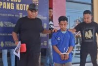 1764155146317-agustus-proklamasius-giri-27-alias-gusti-pelaku-penikaman-ayahnya-dihadirkan-dalam-konferensi-pers-di-mapolresta-kupang-kota-n-1764146981570_169