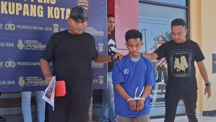 1764155146317-agustus-proklamasius-giri-27-alias-gusti-pelaku-penikaman-ayahnya-dihadirkan-dalam-konferensi-pers-di-mapolresta-kupang-kota-n-1764146981570_169