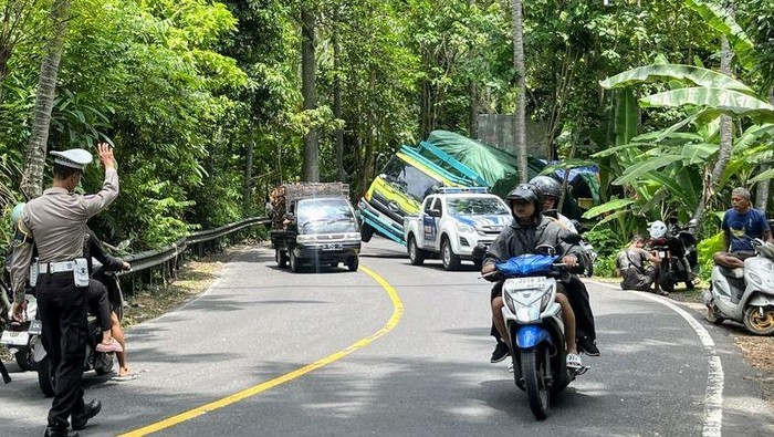 1764155149900-personel-satlantas-polres-karangasem-mengatur-arus-lalu-lintas-di-wilayah-sang-hyang-ambu-desa-bugbug-karangasem-rabu-26112025-1764142759330_169