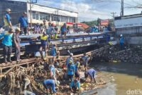 1764155152640-satgas-pupr-mataram-tengah-mengangkut-sampah-sedimen-di-sungai-ancar-kekalik-kota-mataram-beberapa-waktu-lalu-1764138028648_169