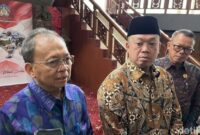 1764155153410-gubernur-bali-wayan-koster-dan-menteri-atrbpn-nusron-wahid-saat-diwawancarai-seusai-rapat-koordinasi-akhir-gugus-tugas-reforma-1764137217746_169
