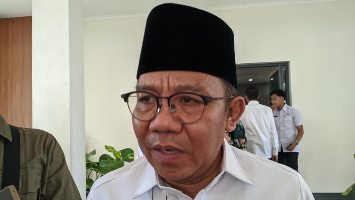 1764176736466-bupati-lombok-utara-najmul-akhyar-saat-ditemui-di-mataram-rabu-26112025-foto-ahmad-viqidetikbali-1764160416016_169