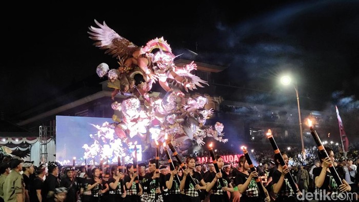1764176737023-ogoh-ogoh-dari-desa-adat-bualu-kecamatan-kuta-selatan-badung-salah-satu-finalis-yang-tampil-di-balai-budaya-giri-nata-mandala--1742047017109_169