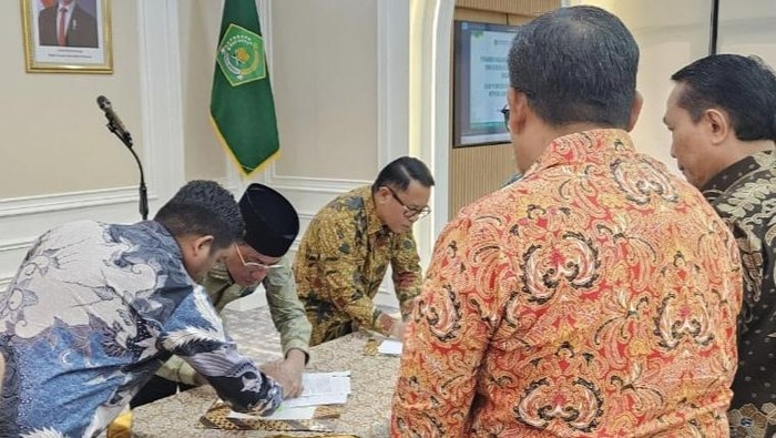 1764176737961-penandatanganan-hibah-aset-pendirian-iain-bima-di-kantor-kemenag-jakarta-rabu-26112025-dok-pemkab-bima-1764173846517_169
