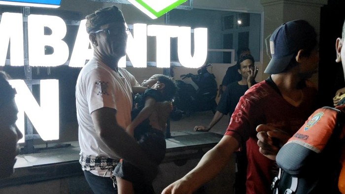 1764176744002-perbekel-mengwitani-i-nyoman-suardana-membantu-mengevakuasi-jasad-bocah-4-tahun-yang-terseret-arus-saluran-irigasi-rabu-261120-1764163043937_169