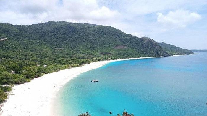 1764198277825-keindahan-pantai-lingal-alor-dari-atas-tebing-tangkap-layar-google-mapsdaniel-1764148880839_169