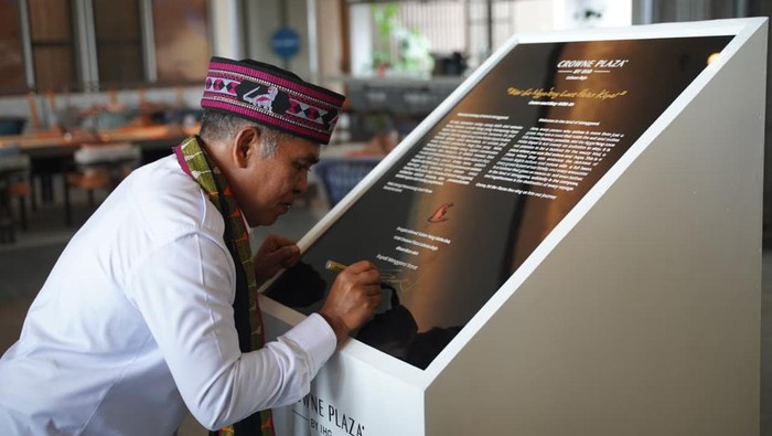 1764219967703-bupati-manggarai-barat-edistasius-endi-saat-menandatangani-prasasti-peresmian-salah-satu-hotel-bintang-lima-di-labuan-bajo-man-1764209512435_169