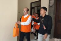 1764241525274-3-terdakwa-kasus-korupsi-program-beras-asn-di-tabanan-di-pengadilan-tipikor-denpasar-kamis-27112025-ahmad-firizqi-irwandetikba-1764240552760_169