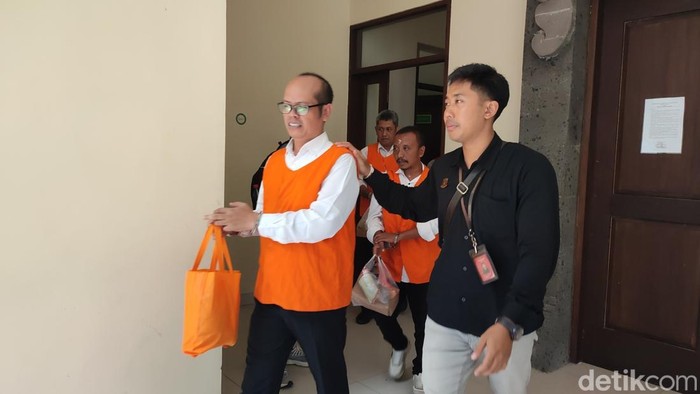 1764241525274-3-terdakwa-kasus-korupsi-program-beras-asn-di-tabanan-di-pengadilan-tipikor-denpasar-kamis-27112025-ahmad-firizqi-irwandetikba-1764240552760_169
