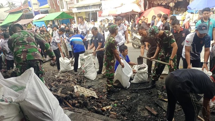 1764241525873-proses-pembersihan-puing-puing-kebakaran-pasar-menanga-kecamatan-rendang-karangasem-kamis-27112025-dok-i-made-hendra-sagita-pe-1764238449837_169