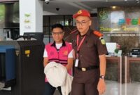 1764241526814-ketua-komisi-iv-dprd-ntb-hamdan-kasim-digelandang-menuju-mobil-tahanan-seusai-diperiksa-sebagai-tersangka-gratifikasi-uang-sil-1764235476935_169