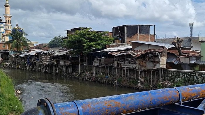 1764241527393-kondisi-sungai-ancar-kelurahan-kekalik-jaya-kecamatan-sekarbela-mataram-kamis-27112025-foto-nathea-citradetikbali-1764234110973_169