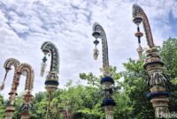 1764241528166-deretan-penjor-berukuran-jumbo-berdiri-di-dekat-pura-sakenan-desa-adat-serangan-denpasar-bali-kamis-27112025-foto-fabiola-dian-1764233917844_169