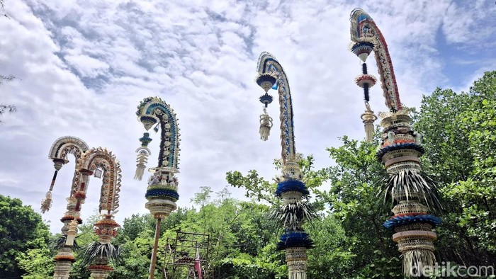 1764241528166-deretan-penjor-berukuran-jumbo-berdiri-di-dekat-pura-sakenan-desa-adat-serangan-denpasar-bali-kamis-27112025-foto-fabiola-dian-1764233917844_169