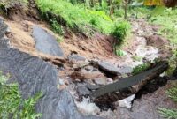 1764241529532-jalan-ambles-di-dusun-kedondong-atas-desa-pusuk-lestari-kecamatan-batu-layar-lombok-barat-ntb-kamis-27112025-foto-dok-pribadi--1764229748843_169