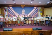 1764241529997-bupati-wayan-adi-arnawa-menyerahkan-hadiah-mangupura-award-di-ruang-kertha-gosana-puspem-badung-kamis-27112025-1764229941649_169