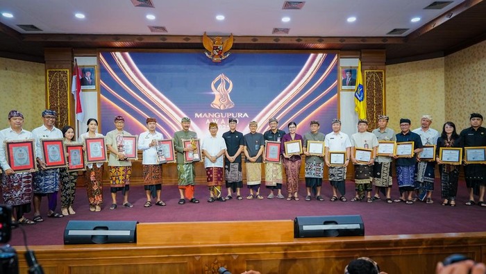1764241529997-bupati-wayan-adi-arnawa-menyerahkan-hadiah-mangupura-award-di-ruang-kertha-gosana-puspem-badung-kamis-27112025-1764229941649_169