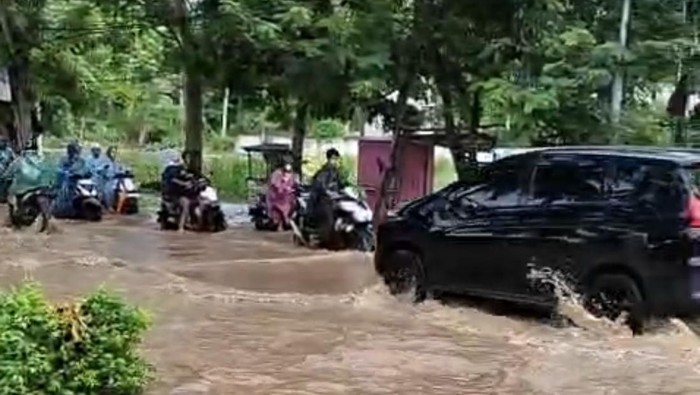 1764241534690-jalan-raya-senggigi-terendam-banjir-setinggi-lutut-akibat-luapan-air-dari-selokan-kamis-27112025-1764226514156_169