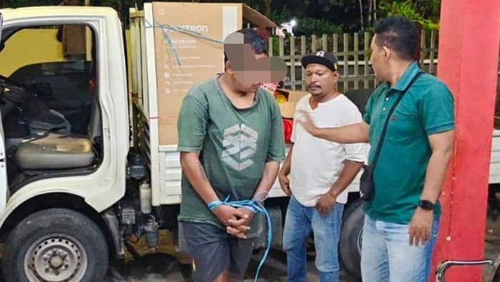 1764241568721-wn-timor-leste-bernama-zola-putra-gomes-saat-ditangkap-di-desa-nunumeu-kecamatan-kota-soe-tts-ntt-rabu-26112025-1764221058910_169