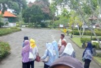 1764241569705-wisatawan-domestik-yang-diduga-dipalak-oleh-pemandu-wisata-guide-lokal-saat-mengunjungi-cagar-budaya-taman-narmada-di-kecamata-1764219308683_169