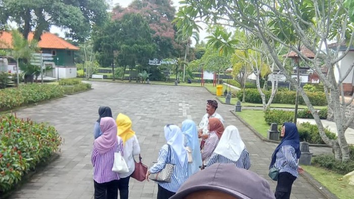 1764241569705-wisatawan-domestik-yang-diduga-dipalak-oleh-pemandu-wisata-guide-lokal-saat-mengunjungi-cagar-budaya-taman-narmada-di-kecamata-1764219308683_169