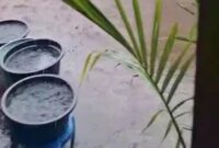 1764263119197-warga-dusun-gili-meno-desa-gili-indah-kecamatan-pemenang-lombok-utara-menampung-hujan-imbas-krisis-air-selama-dua-tahun-foto-t-1764254504168_169