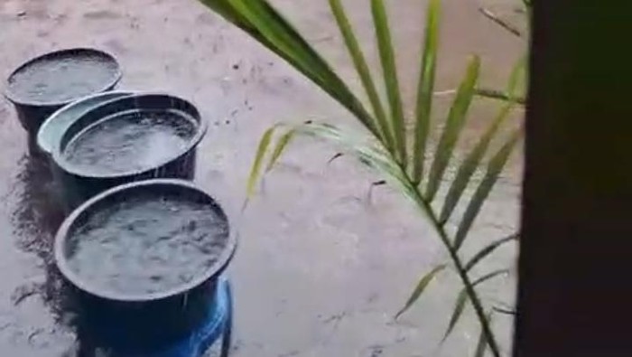 1764263119197-warga-dusun-gili-meno-desa-gili-indah-kecamatan-pemenang-lombok-utara-menampung-hujan-imbas-krisis-air-selama-dua-tahun-foto-t-1764254504168_169