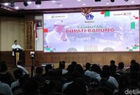 1764263119651-bupati-badung-i-wayan-adi-arnawa-saat-memberi-arahan-ke-semua-kepala-perangkat-daerah-lurah-kepala-desa-dan-beberapa-asn-di-pu-1764253773739_169