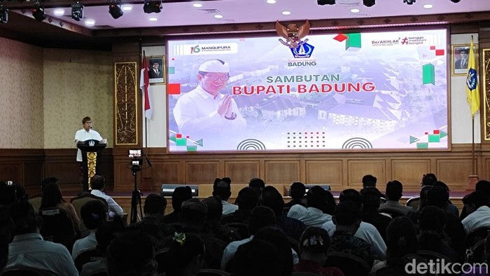 1764263119651-bupati-badung-i-wayan-adi-arnawa-saat-memberi-arahan-ke-semua-kepala-perangkat-daerah-lurah-kepala-desa-dan-beberapa-asn-di-pu-1764253773739_169