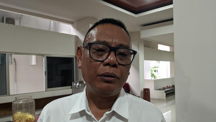 1764263121749-plt-kepala-bapenda-ntb-fathurrahman-saat-ditemui-di-kantor-gubernur-ntb-kamis-27112025-foto-ahmad-viqidetikbali-1764250933368_169