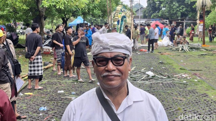 1764263123323-praktisi-budaya-penjor-anak-agung-rimbya-temaja-kamis-27112025-fabiola-dianira-1764249020120_169