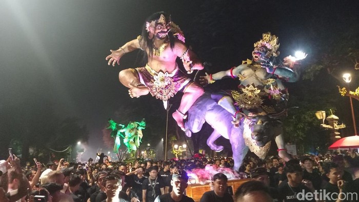 1764263123826-pawai-goh-ogoh-jelang-nyepo-2025-di-depan-bundaran-patung-catur-muka-puputan-denpasar-jumat-2832025-aryo-mahendrodetikbali-1743175828279_169