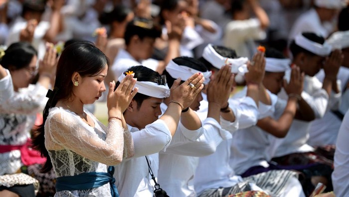 1764306335681-khidmat-umat-hindu-rayakan-galungan-1_169