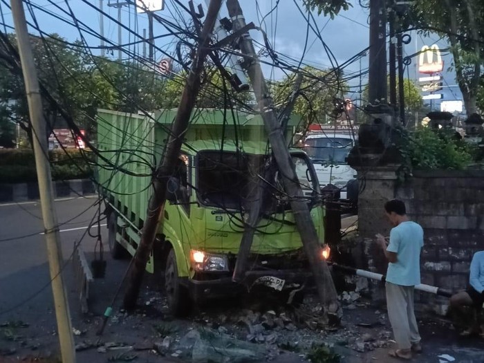 1764327968496-sebuat-truk-tanpa-muatan-tabrak-tiang-listrik-hingga-roboh-di-jimbaran-jumat-28112025-dok-polsek-kuta-selatan-1764324091871_43