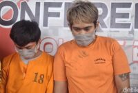 1764327970445-dua-pencuri-yang-menyasar-korban-kecelakaan-saat-ekspos-kasus-di-polsek-mengwi-badung-jumat-28112025-1764322910400_169