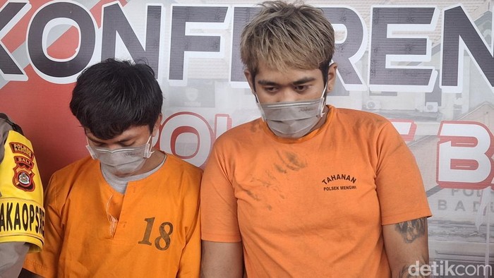 1764327970445-dua-pencuri-yang-menyasar-korban-kecelakaan-saat-ekspos-kasus-di-polsek-mengwi-badung-jumat-28112025-1764322910400_169