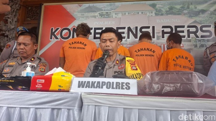 1764327971890-wakapolres-badung-kompol-i-gede-suarmawa-memaparkan-sejumlah-kasus-dalam-konferensi-pers-di-polres-badung-jumat-28112025-1764320573019_169