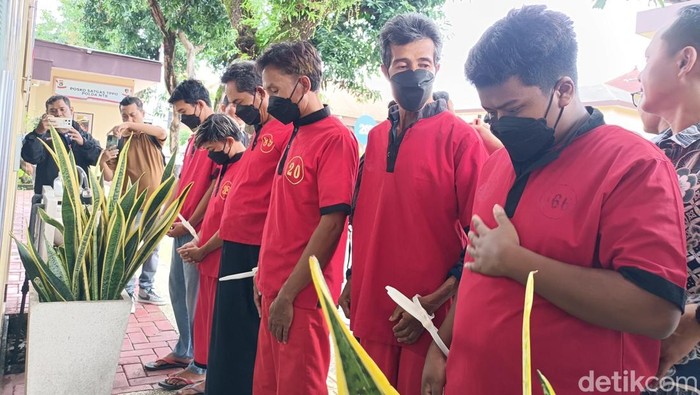 1764327973834-enam-tersangka-perusakan-rumah-briptu-rizka-saat-dihadirkan-dalam-konferensi-pers-di-depan-gedung-ditreskrimum-polda-ntb-jumat-1764318039204_169