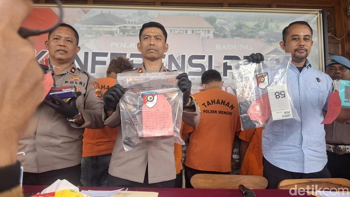 1764327975994-polres-badung-menggelar-konferensi-pers-pengungkapan-kasus-kriminal-di-mapolsek-mengwi-jumat-28112025-foto-fabiola-dianiradeti-1764314414447_169