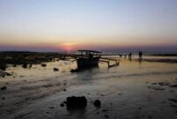 1764349518417-keindahan-matahari-terbenam-di-pantai-kelapa-lima-kupang-dok-tangkapan-layar-google-riviewer-subagio-2024-1764322568680_169